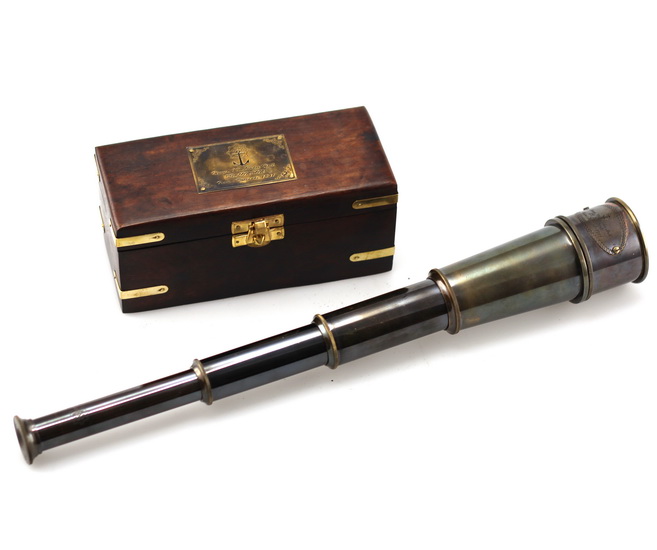 Télescope fini antique avec boîtier