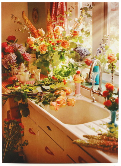 Comptoir de cuisine et fleurs