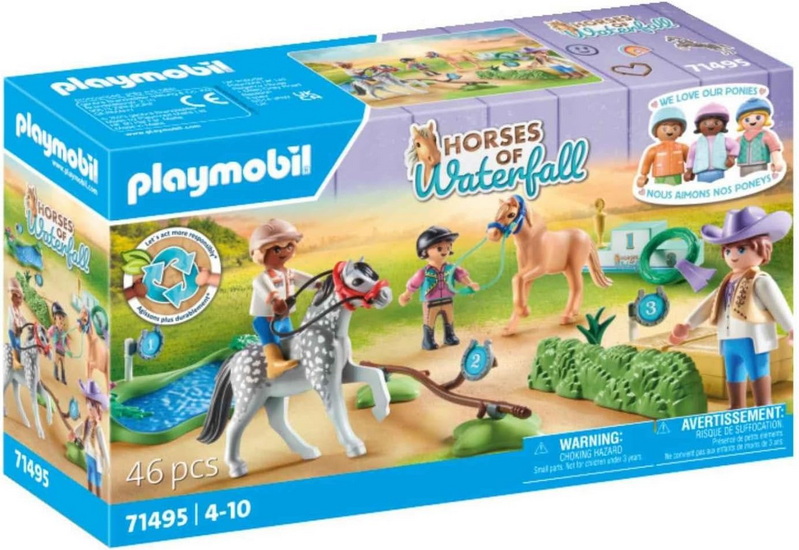 Cavaliers avec poneys et saut d&#39;obstacles