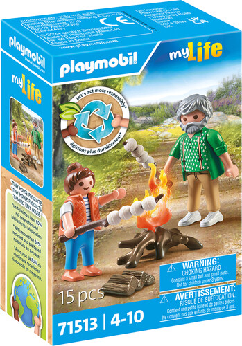 Grand-père avec petite fille et feu de camp