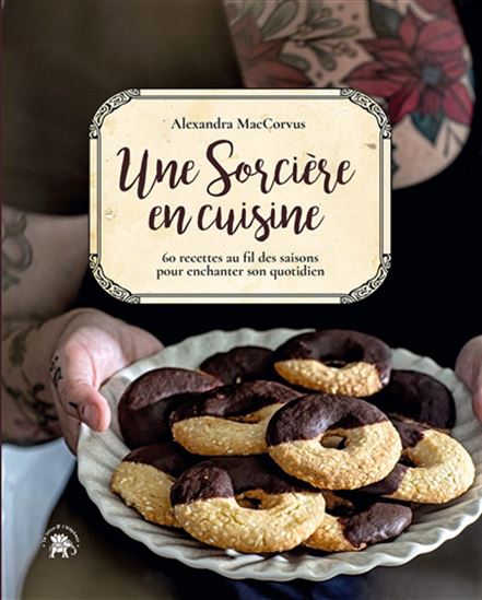 Une sorcière en cuisine : 60 recettes au fil des saisons pour enchanter son quotidien - ALEXANDRA MACCORVUS