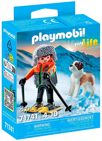 Jeune garçon en raquettes avec St Bernard