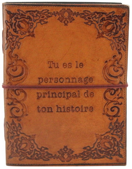 Journal blanc cuir - personnage principal